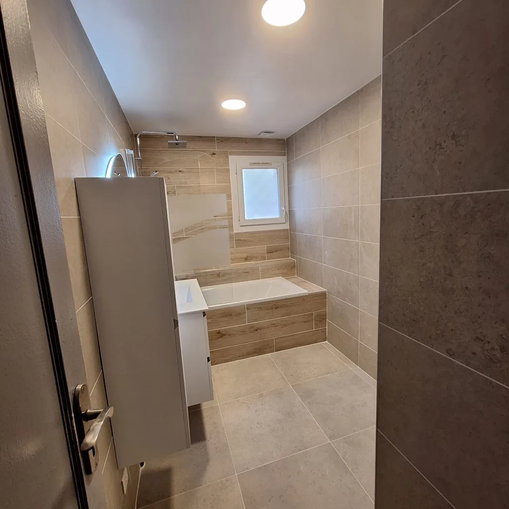 Rénovation salle de bain à Six-Fours-les-Plages — Rénovation — baignoire habillée bois & miroir LED, après travaux