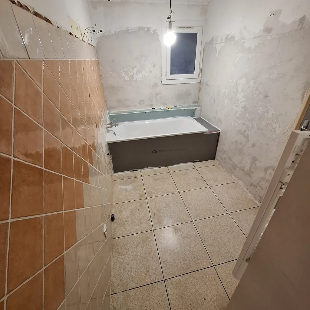 Rénovation salle de bain à Six-Fours-les-Plages — Rénovation — baignoire habillée bois & miroir LED, avant travaux