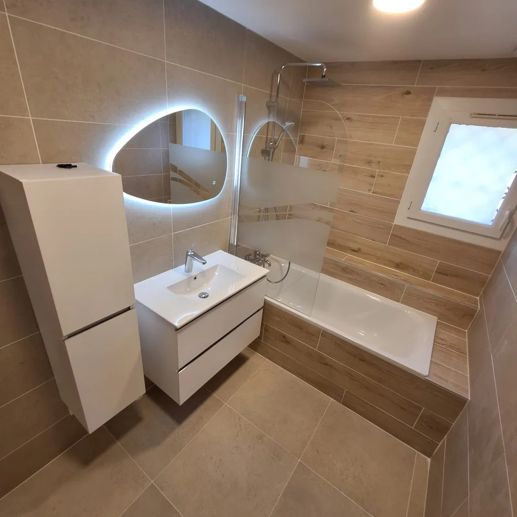 Rénovation salle de bain à Six-Fours-les-Plages — Rénovation — baignoire habillée bois & miroir LED, photo 1