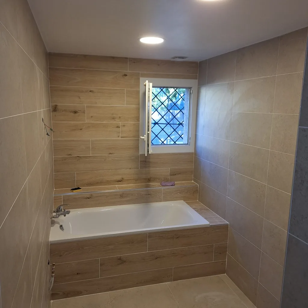 Rénovation salle de bain à Six-Fours-les-Plages — Rénovation — baignoire habillée bois & miroir LED, photo 2
