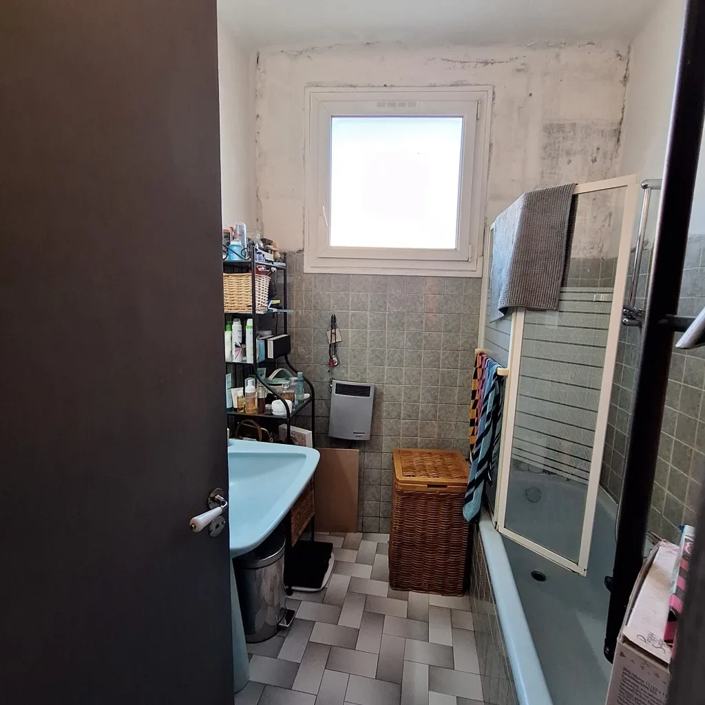 Rénovation salle de bain à Toulon — Rénovation complète — douche et miroir LED, avant travaux