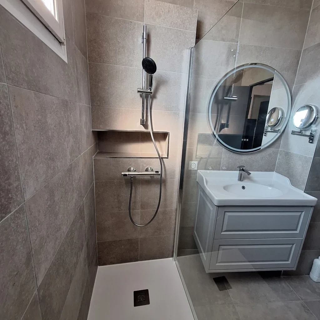 Rénovation salle de bain à Toulon — Rénovation complète — douche et miroir LED, photo 1