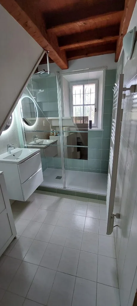 Rénovation salle de bain à Six-Fours-les-Plages — Rénovation sous combles — poutres & miroir LED, après travaux