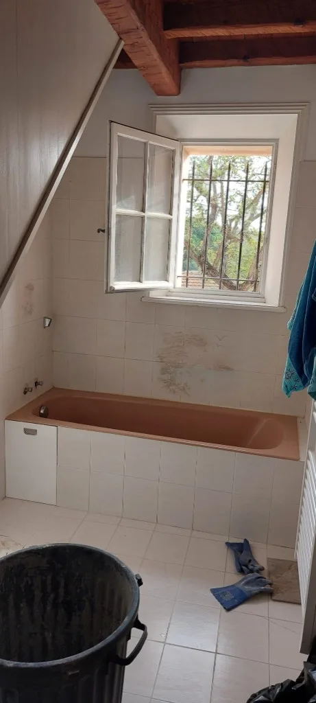 Rénovation salle de bain à Six-Fours-les-Plages — Rénovation sous combles — poutres & miroir LED, avant travaux