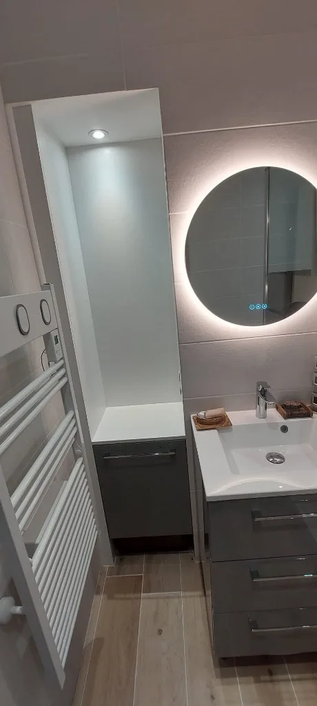 Rénovation salle de bain à Six-Fours-les-Plages — Rénovation sous combles — poutres & miroir LED, photo 1