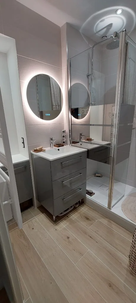 Rénovation salle de bain à Six-Fours-les-Plages — Rénovation sous combles — poutres & miroir LED, photo 2