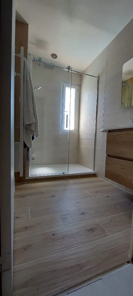 Rénovation salle de bain à La Garde — Rénovation complète — douche à l'italienne, après travaux