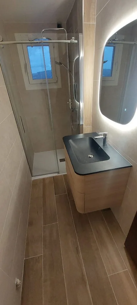 Rénovation salle de bain à La Seyne-sur-Mer — Petite salle de bain — meuble bois & vasque noire, après travaux