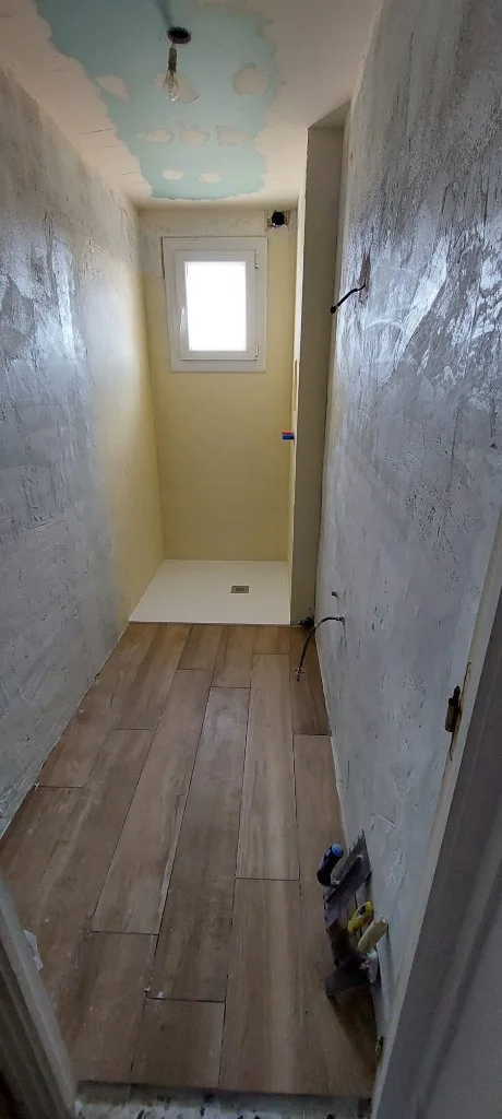 Rénovation salle de bain à La Seyne-sur-Mer — Petite salle de bain — meuble bois & vasque noire, avant travaux