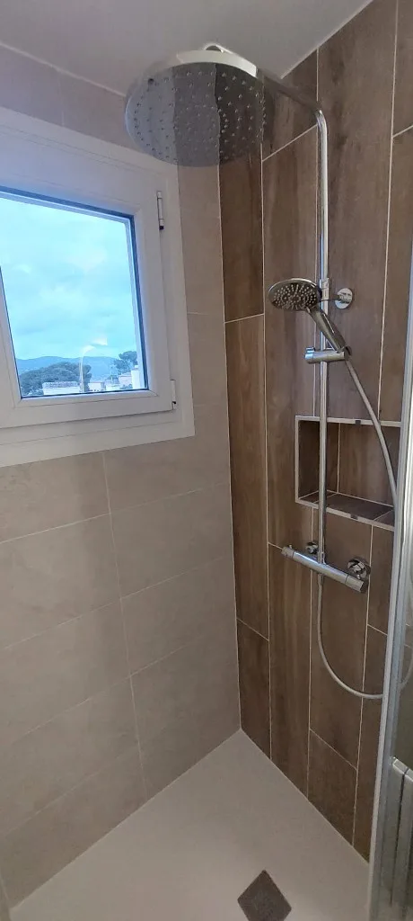 Rénovation salle de bain à La Seyne-sur-Mer — Petite salle de bain — meuble bois & vasque noire, photo 1