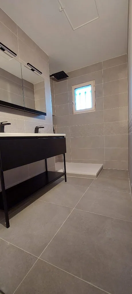 Rénovation salle de bain à Six-Fours-les-Plages — Rénovation complète — carrelage gris & robinetterie noire, après travaux