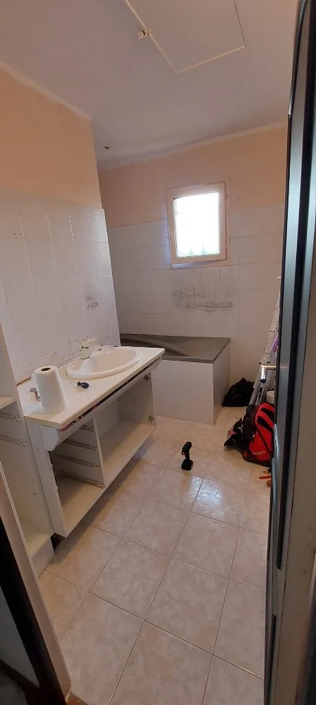 Rénovation salle de bain à Six-Fours-les-Plages — Rénovation complète — carrelage gris & robinetterie noire, avant travaux