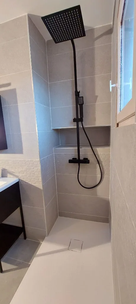 Rénovation salle de bain à Six-Fours-les-Plages — Rénovation complète — carrelage gris & robinetterie noire, photo 1