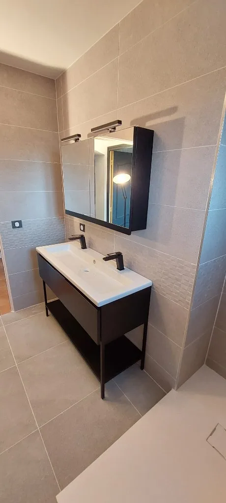 Rénovation salle de bain à Six-Fours-les-Plages — Rénovation complète — carrelage gris & robinetterie noire, photo 2