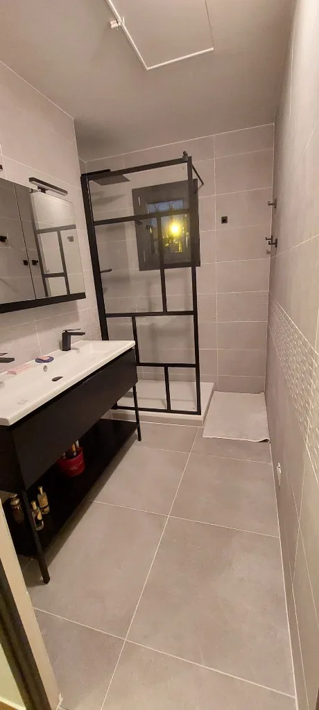 Rénovation salle de bain à Six-Fours-les-Plages — Rénovation complète — carrelage gris & robinetterie noire, photo 3