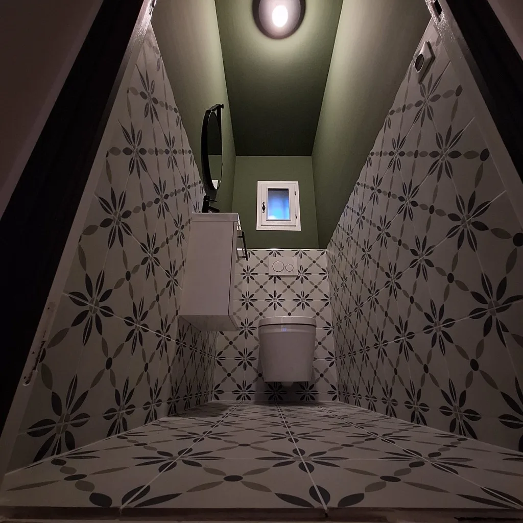 Rénovation salle de bain à Six-Fours-les-Plages — WC suspendu — carrelage motif & vert olive, après travaux