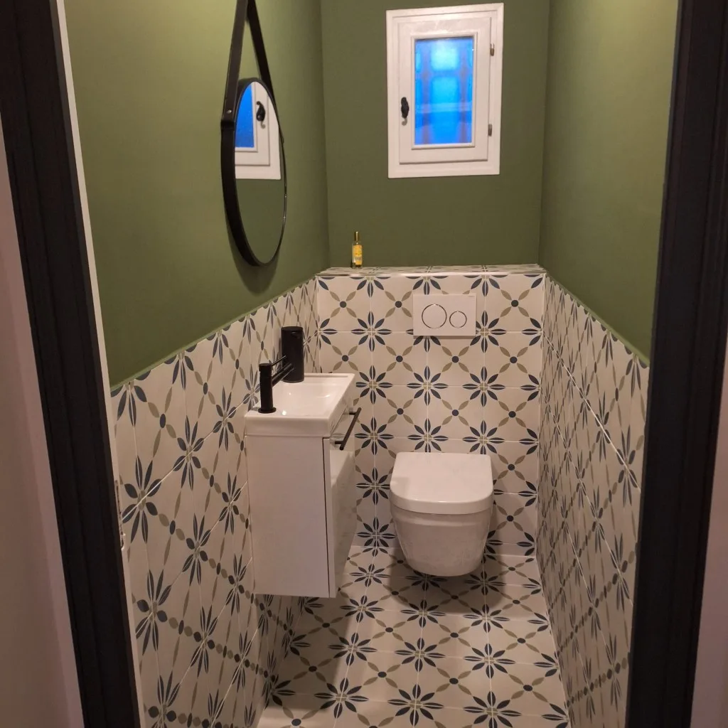 Rénovation salle de bain à Six-Fours-les-Plages — WC suspendu — carrelage motif & vert olive, photo 1