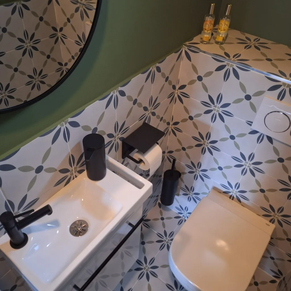 Rénovation salle de bain à Six-Fours-les-Plages — WC suspendu — carrelage motif & vert olive, photo 2
