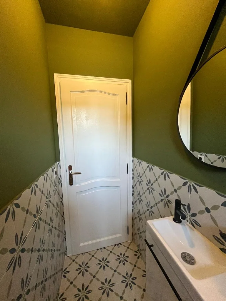 Rénovation salle de bain à Six-Fours-les-Plages — WC suspendu — carrelage motif & vert olive, photo 3