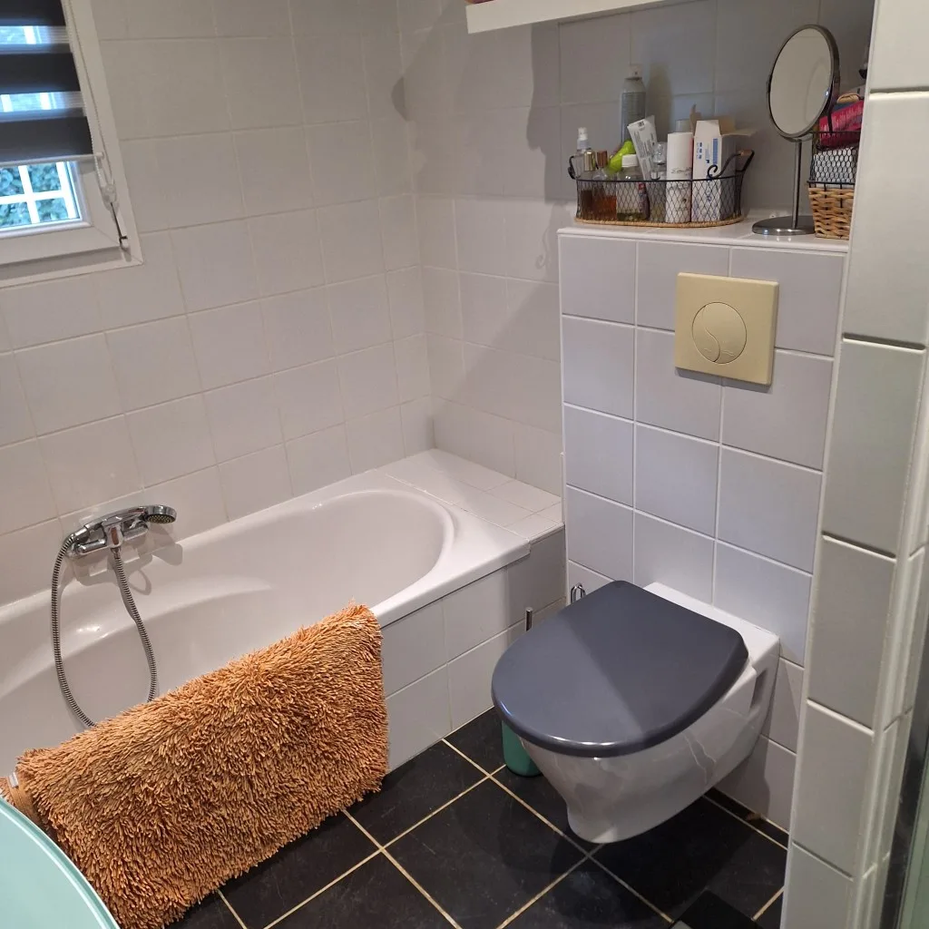 Rénovation salle de bain à Brignoles — Transformation baignoire en douche — gris & miroir rond, avant travaux