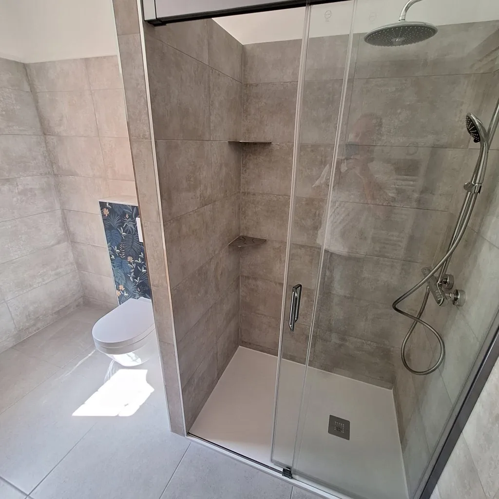 Rénovation salle de bain à Brignoles — Transformation baignoire en douche — gris & miroir rond, photo 1