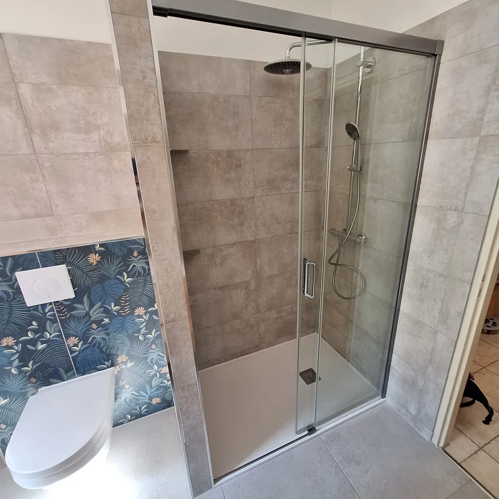 Rénovation salle de bain à Brignoles — Transformation baignoire en douche — gris & miroir rond, photo 2
