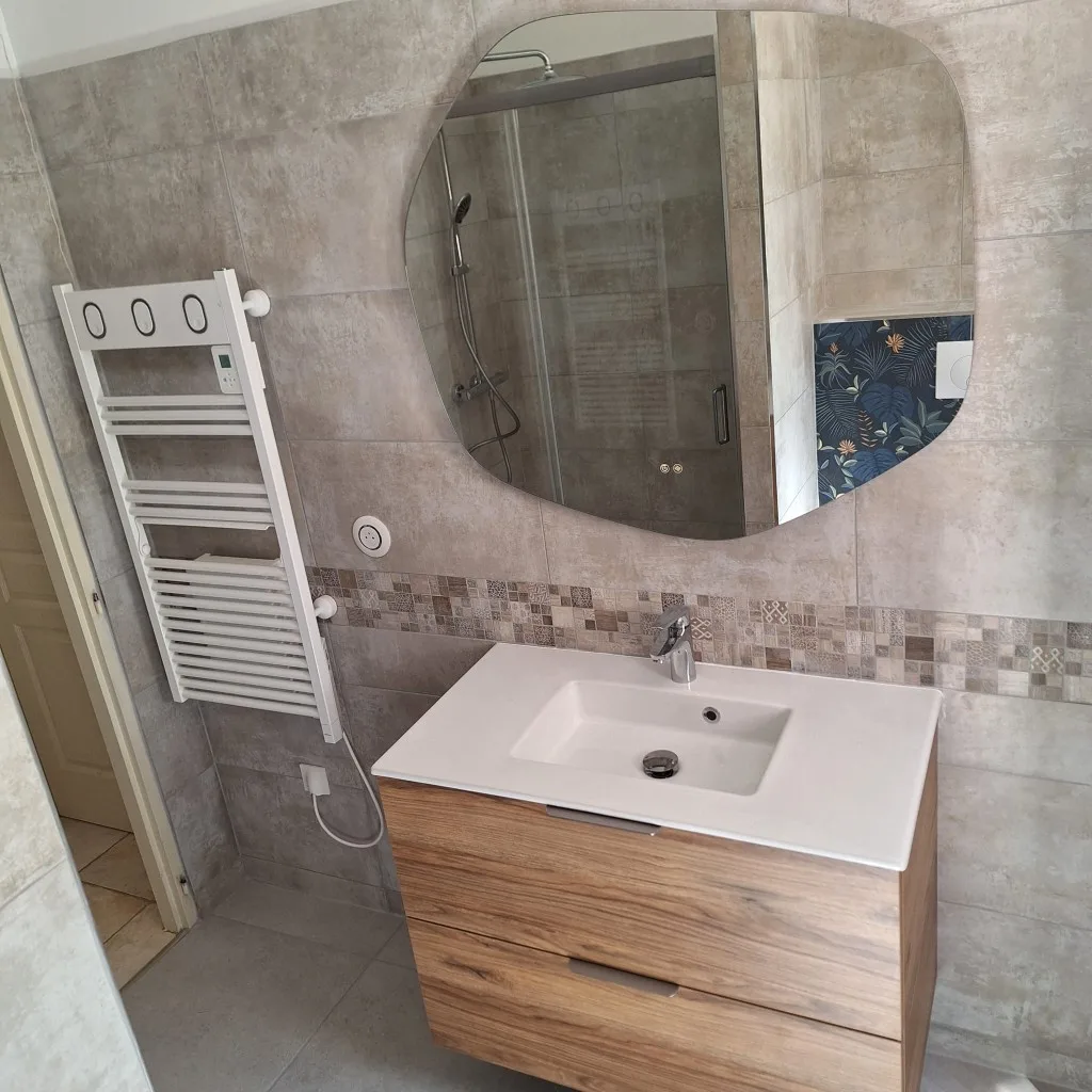 Rénovation salle de bain à Brignoles — Transformation baignoire en douche — gris & miroir rond, photo 3