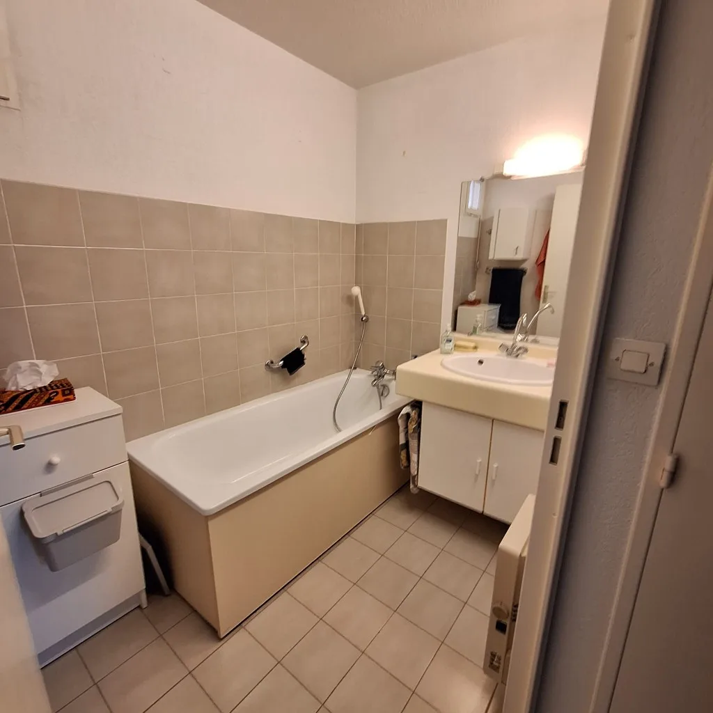 Rénovation salle de bain à Le Lavandou — Transformation baignoire en douche à l'italienne, avant travaux